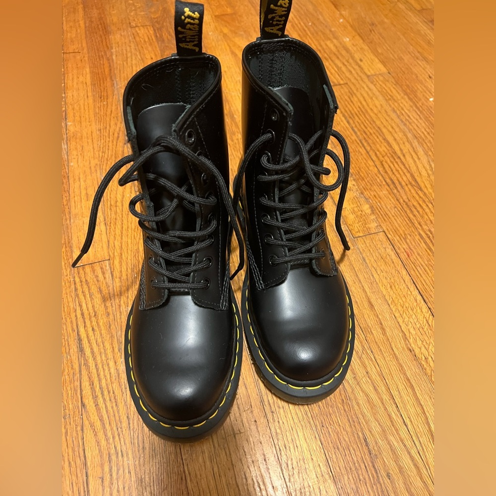Dr Martens classic combat boot size 6, brand new